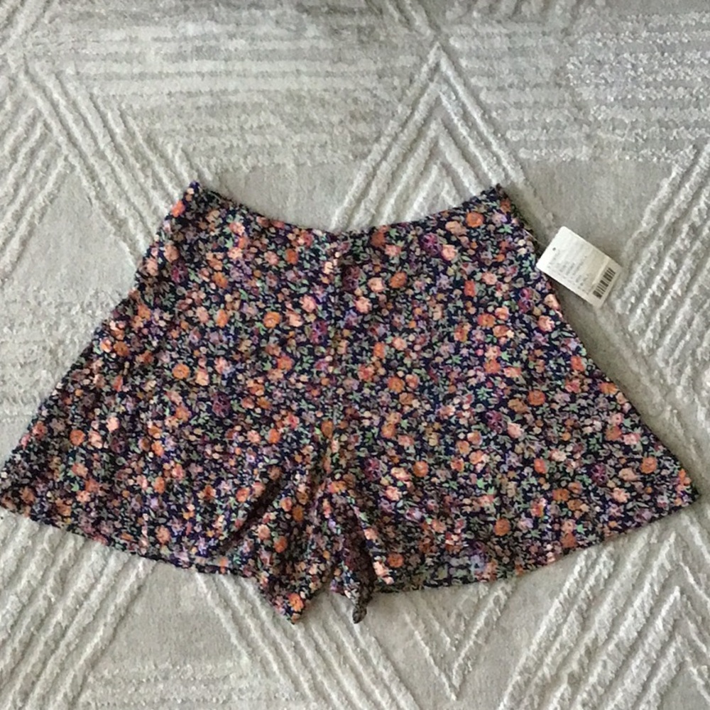 NEW Kimchi Blue flowy dark blue floral shorts, size 4